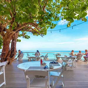 https://travellers-beach-resort.hotelsmontegobay.org